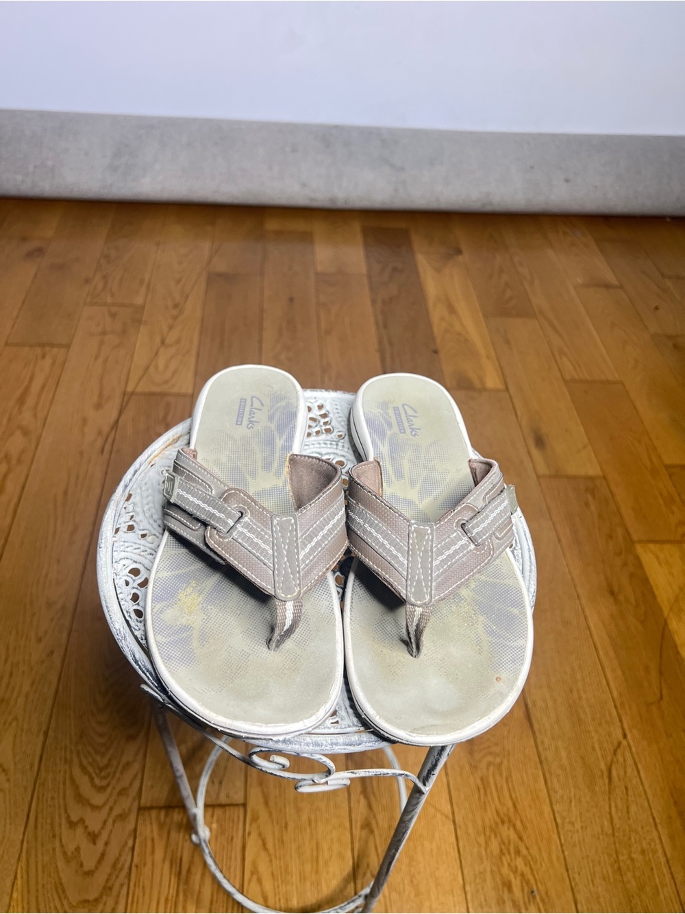 Clarks Beige Tan Thong Sandals